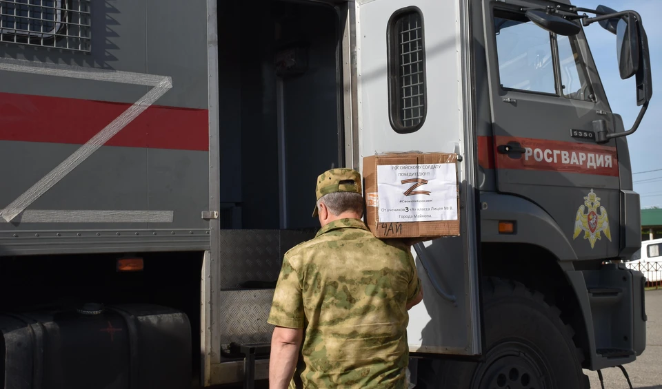 Вместе с ценным грузом военнослужащие и сотрудники получили подарки и «Письма Российскому солдату Победителю!». Фото: пресс-служба Росгвардии по Адыгее