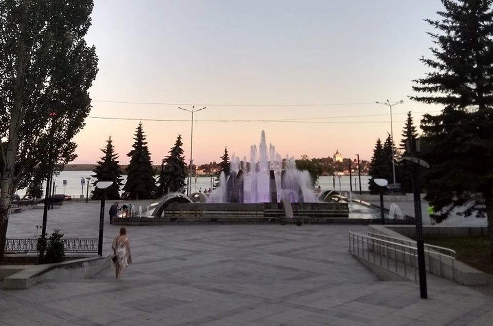 Светомузыкальный фонтан работает по вечерам у ЗАГСа Ленинского района