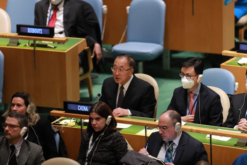 Постпред Китая при ООН заявил, что поставки оружия на Украину не принесут мир