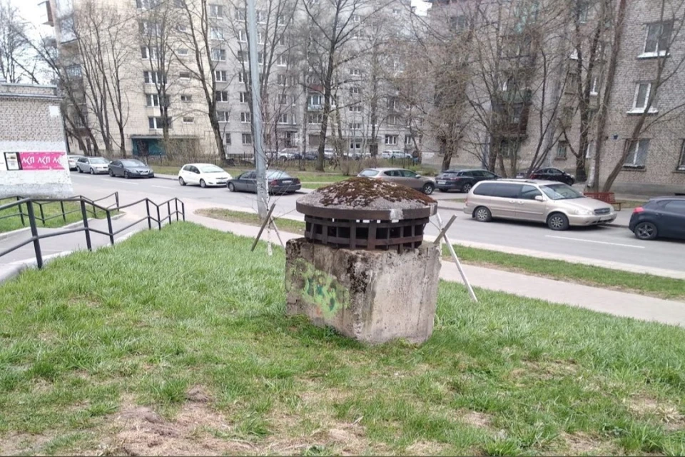 В Петербурге спасатель вытащил из вентиляционного грибка умирающего котенка ФОТО: vk.com/koshkispas