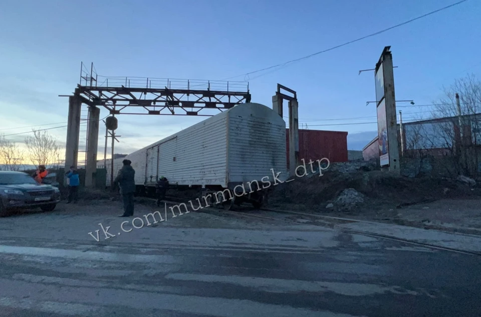 Вагон сошел с путей на улице Домостроительной. Фото: vk.com/murmansk_dtp