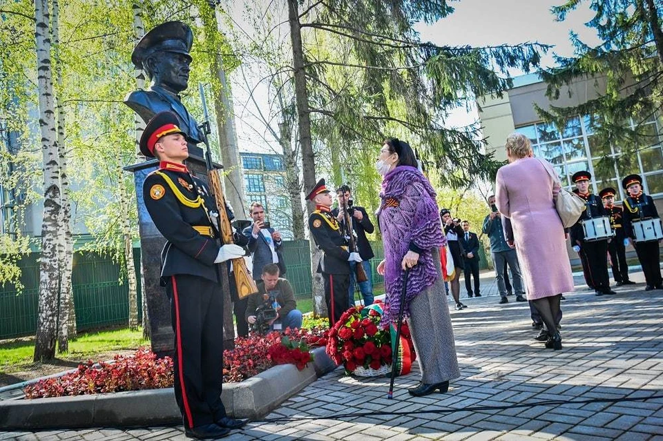 Бюст установлен на территории Казанской кадетской школы-интерната. Фото: пресс-служба президента Татарстана