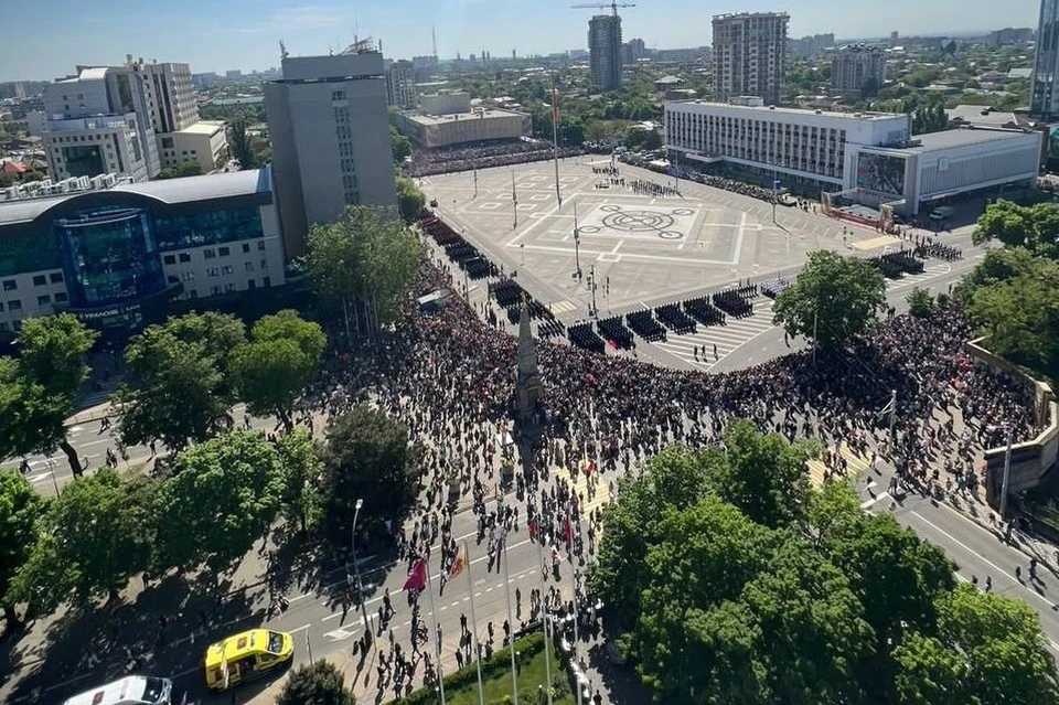 Тысячи людей с детьми приехали из разных уголков города, чтобы увидеть прохождение воинских расчетов и техники. Фото: кадр из видео.