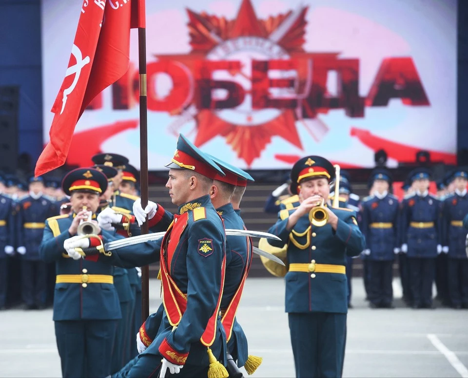 На празднование 77 годовщины Победы на трибунах площади Ленина собралось более 3,5 тысяч человек Фото: телеграмм-канал Дениса Паслера