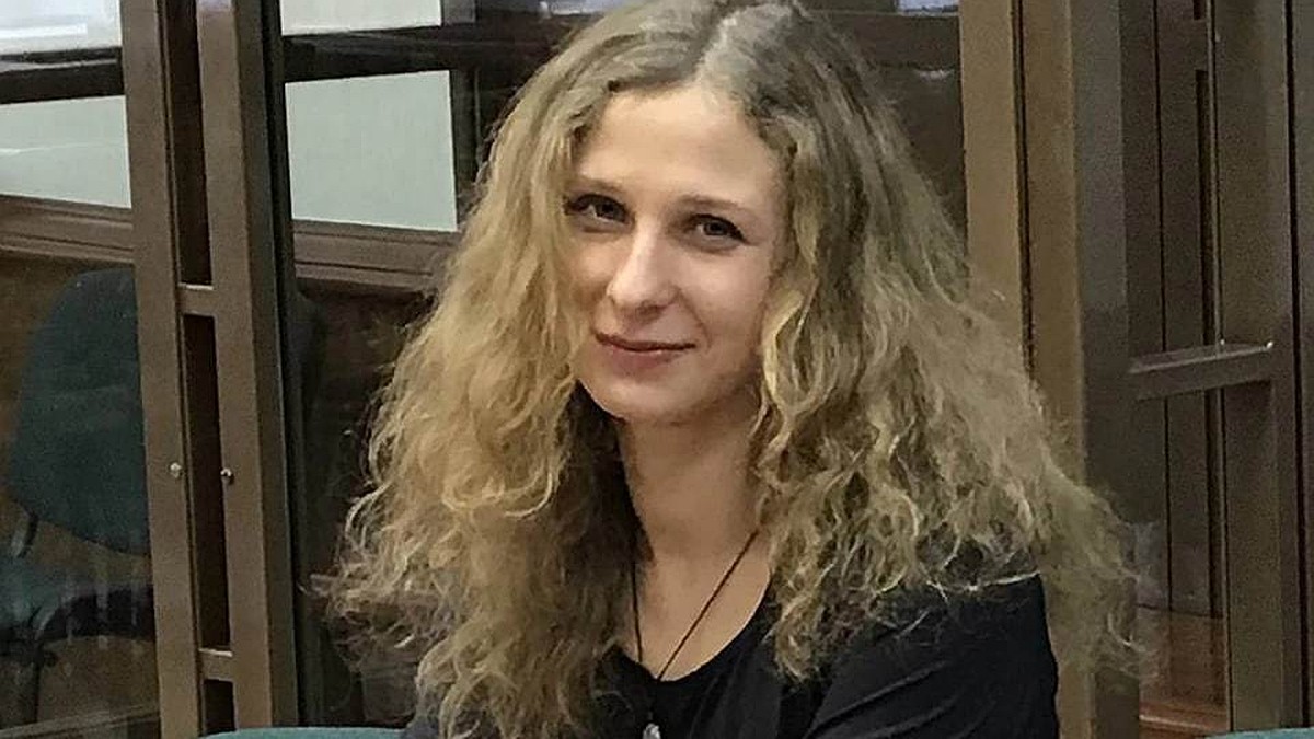 Кэрри-Эн Мосстың жалаңаш суреттері Порно қожайын мен құлдың үстемдігі