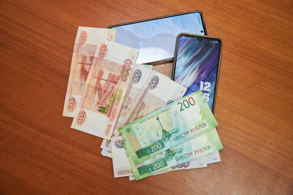 Мужчина предложил взятку 13 500 рублей