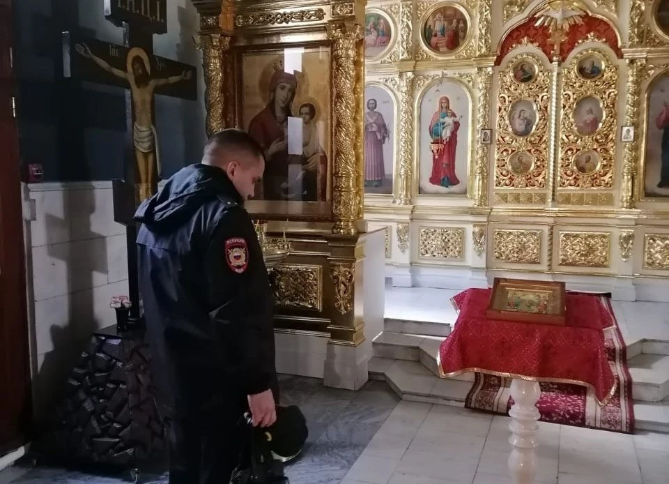 Сейчас полицейские устанавливают личности преступников