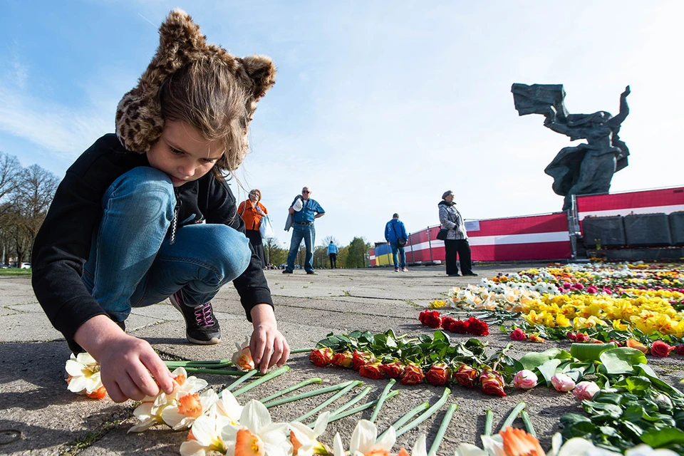 Возложение цветов к памятнику Освободителям в Риге. Фото: Таисия Воронцова/ТАСС