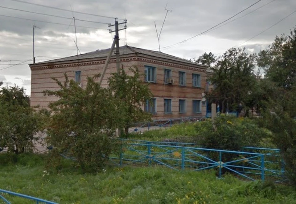 За елью мать отправилась не в магазин, а к местной администрации. Фото: Google.com/Maps