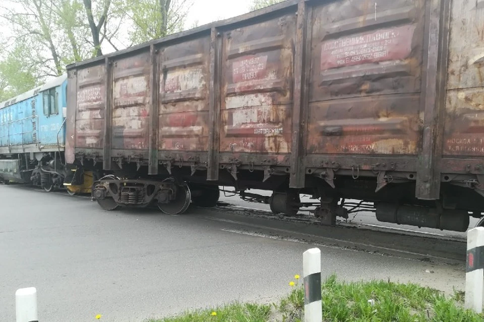 В Ярославле вагон грузового поезд сошел с рельсов. ФОТО: группа "Подслушано в Ярославле" ВКонтакте