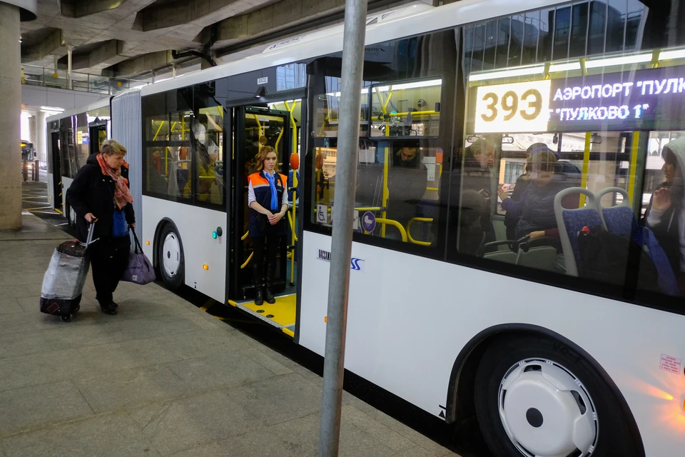 Автобус пулково метро московская. Пулково автобус. Автобус до Пулково. Автобус в аэропорт Пулково. Аэропорт Пулково остановка автобуса.