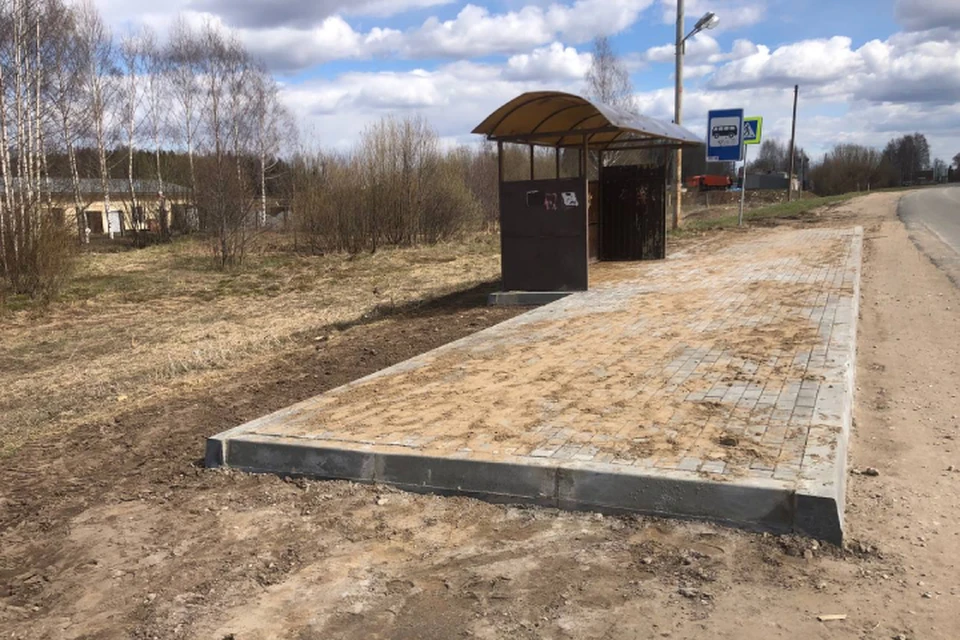На отремонтированные остановки, по мнению Пырлога, тяжело будет забраться и здоровому человеку, не говоря уже об инвалидах и пожилых людях. Фото: t.me/Myslivsluh999