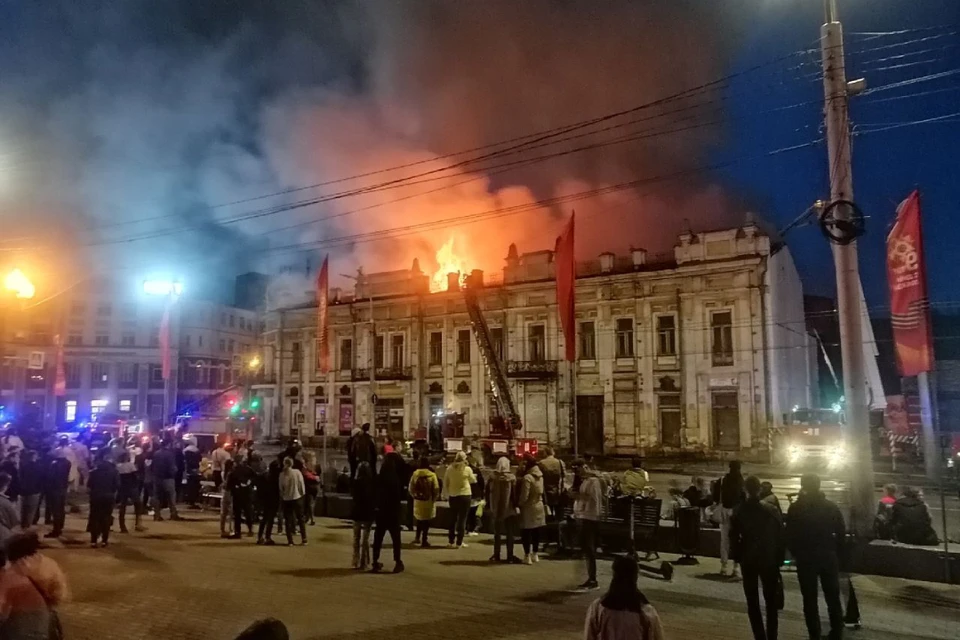Фото с места пожара на Ленина в Иркутске: горит бывшее здание ТЮЗа