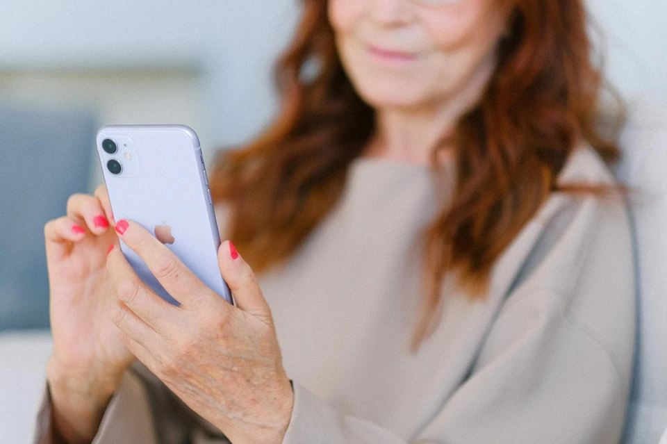Собрали несколько советов, которые помогут пожилым людям не стать жертвой телефонных мошенников. Фото: pexels.com