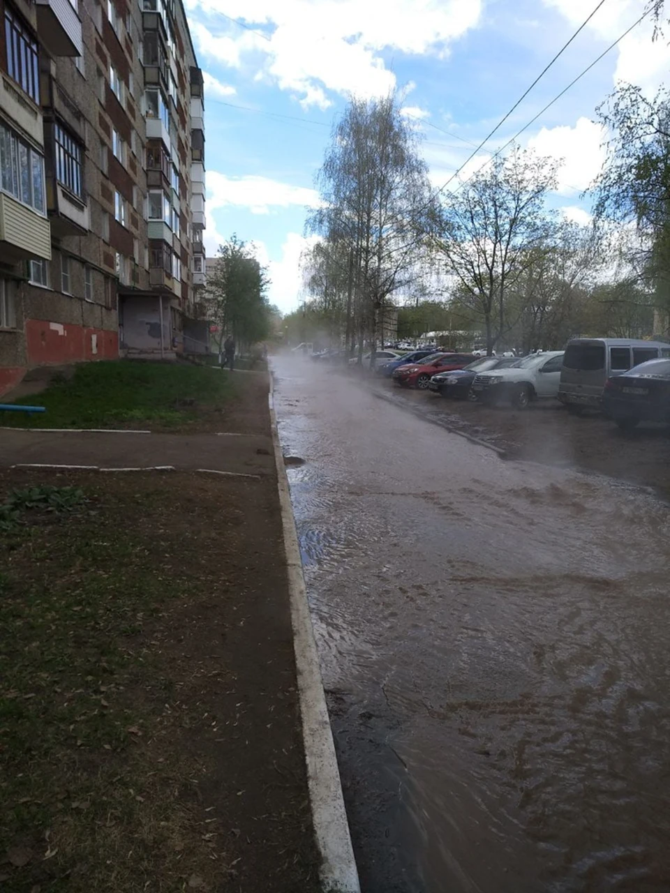 Кипяток бежит по улице Ижевска. Фото: очевидец
