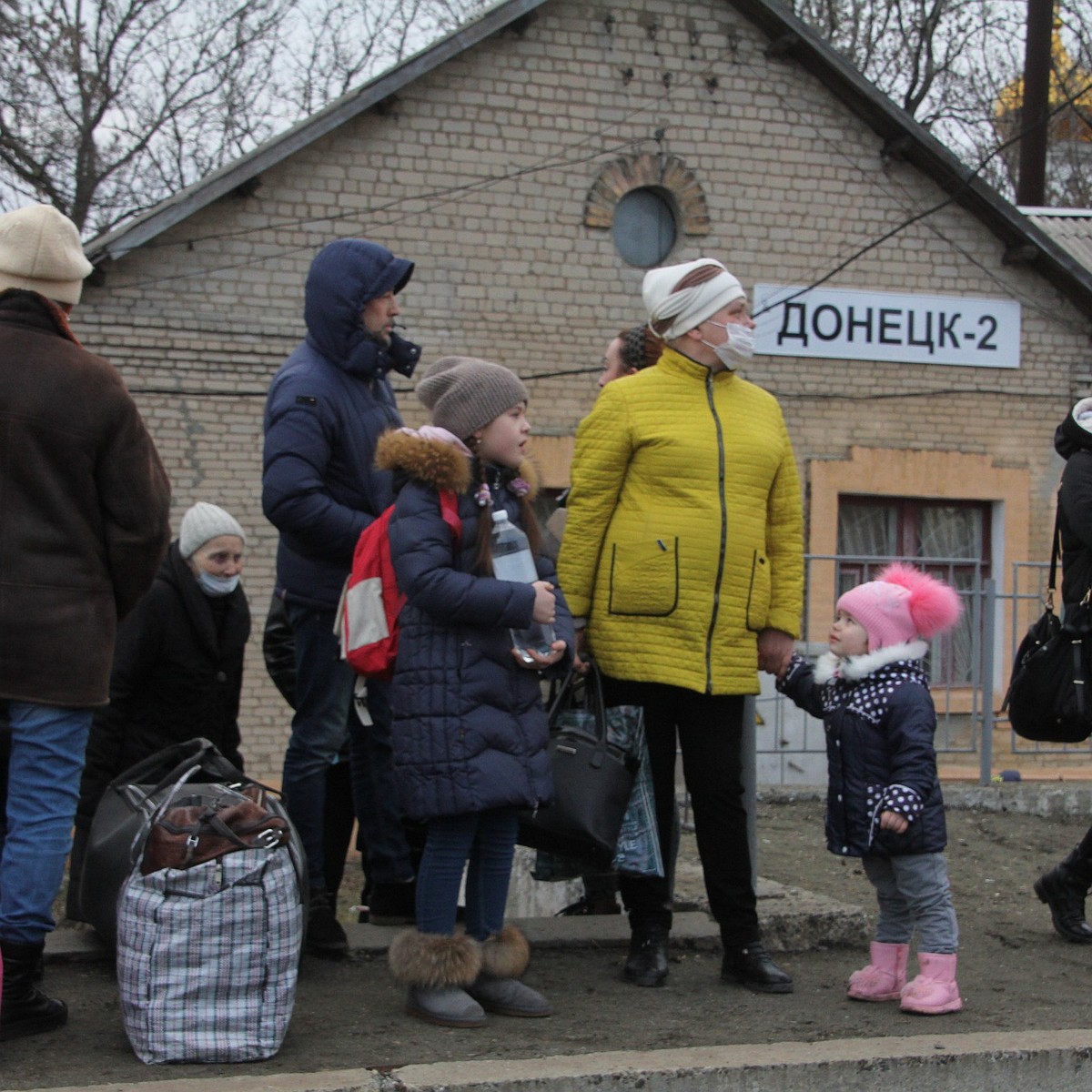 Одни выезжают в Россию, а другие уже возвращаются домой: как проходит  эвакуация жителей ДНР - KP.RU