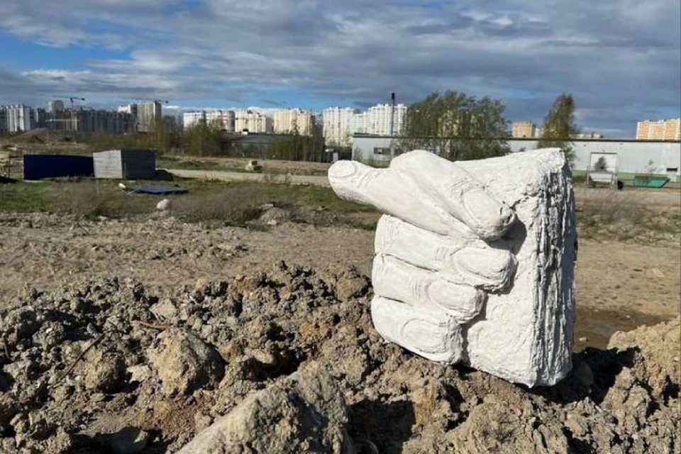 Жители Шушар установили кукиш на месте планируемого парка