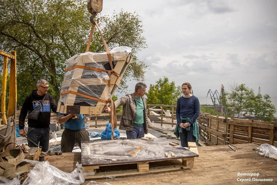 В Таганроге проводились технические работы по установке памятного знака «Троицкая крепость на Таганроге». ФОТО: Сергей ПЛИШЕНКО.