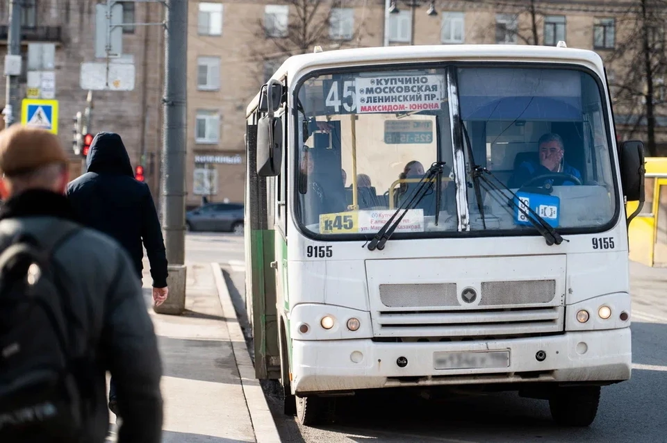 Водитель маршрутки прищемил руку ребенку в Петербурге, который спешил выбежать в школу.