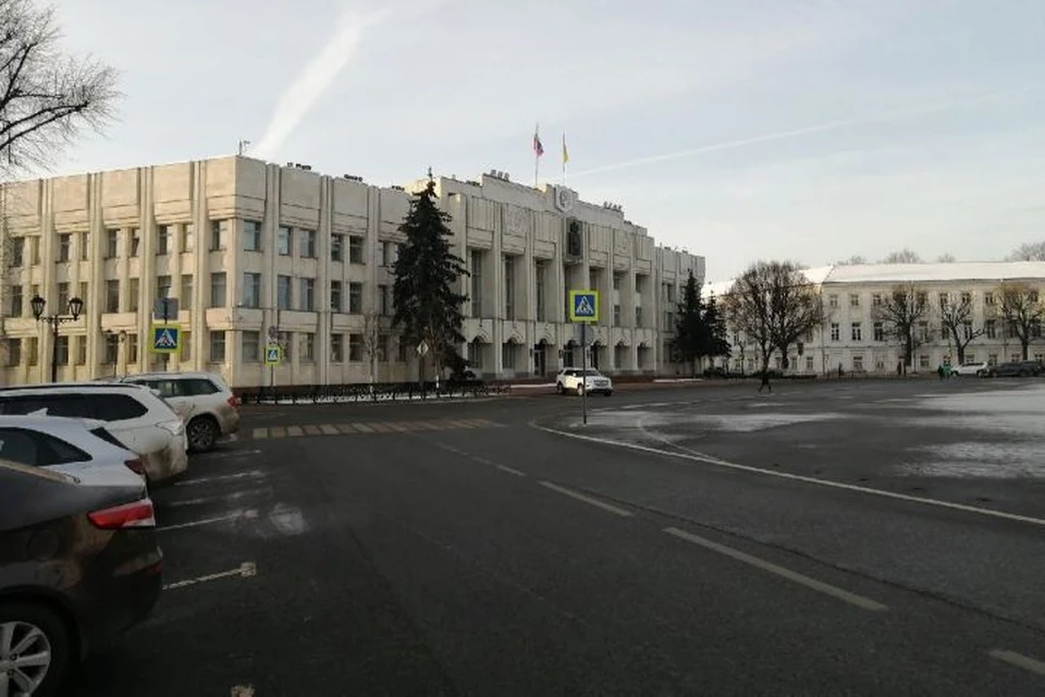 Молодой ярославец устроил дрифт перед окнами правительства