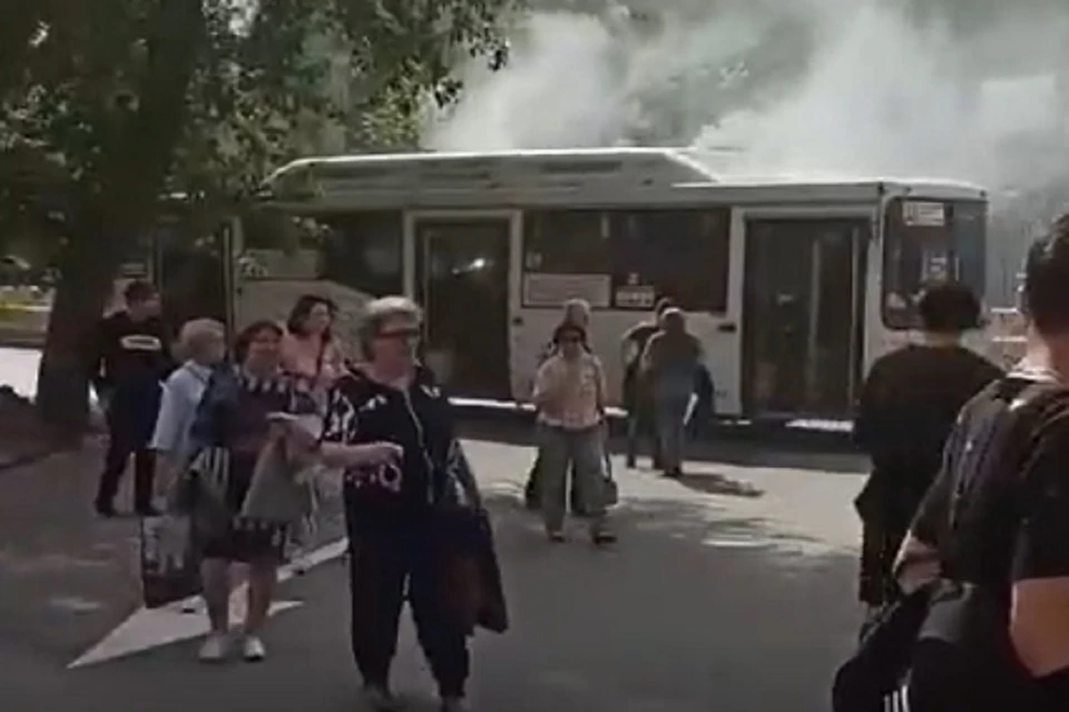В Калининском районе Новосибирска задымился автобус с пассажирами. Фото: стоп-кадр.