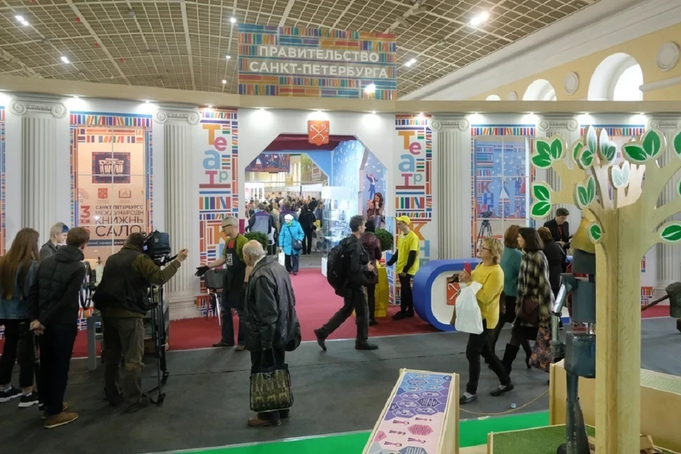 "Литературная почта" будет работать на Дворцовой площади для петербуржцев во время книжного салона-2022