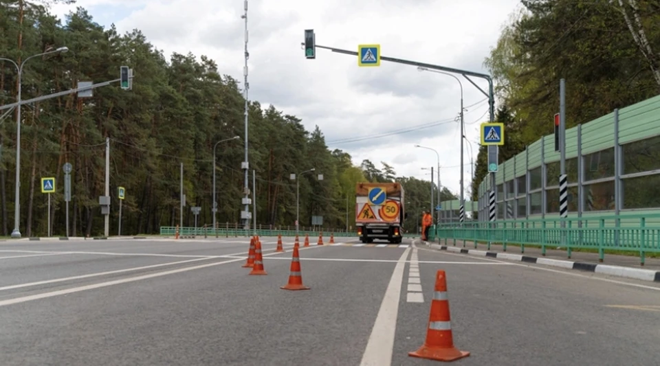 В Смоленской области на федеральных трассах восстанавливают дорожную разметку. Фото: департамент Смоленской области по транспорту и дорожному хозяйству.