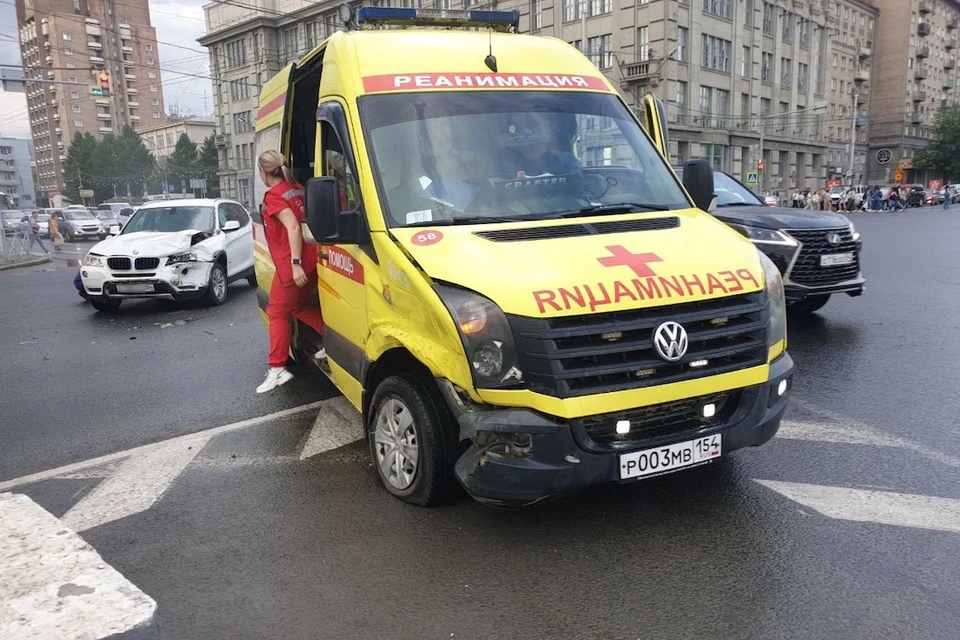 В реанимобиле был пожилой пациент с инфарктом. Фото: «АСТ-54»
