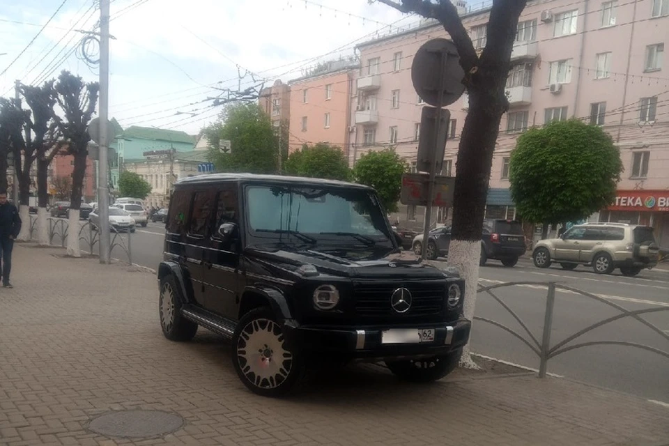 Обнаглевший водитель «Гелендвагена» припарковался на тротуаре в центре Рязани. Фото: Рудольф Новиков | Рязань.