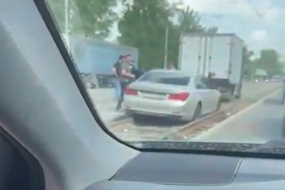 В Новосибирске водитель BMW, решивший объехать пробку, застрял на трамвайных путях. Фото: стоп-кадр.