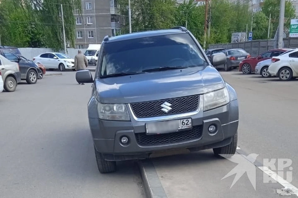 Еще один обнаглевший водитель припарковал машину на тротуаре в Рязани.