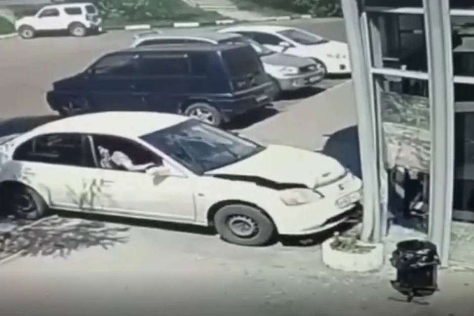 Пьяный водитель Honda Civic врезался в здание супермаркета в Иркутске