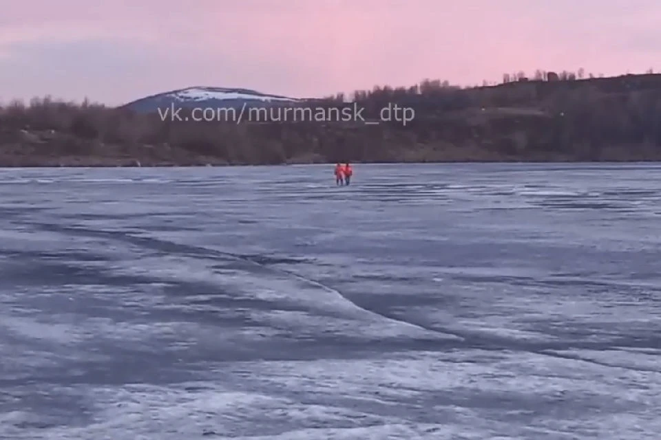 Спасатели вернули мужчину на берег. Фото: скрин видео vk.com/murmansk_dtp