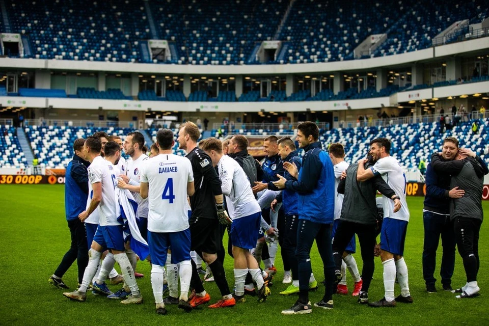 Футболисты "Факела" празднуют выход в Премьер-лигу в Калининграде.