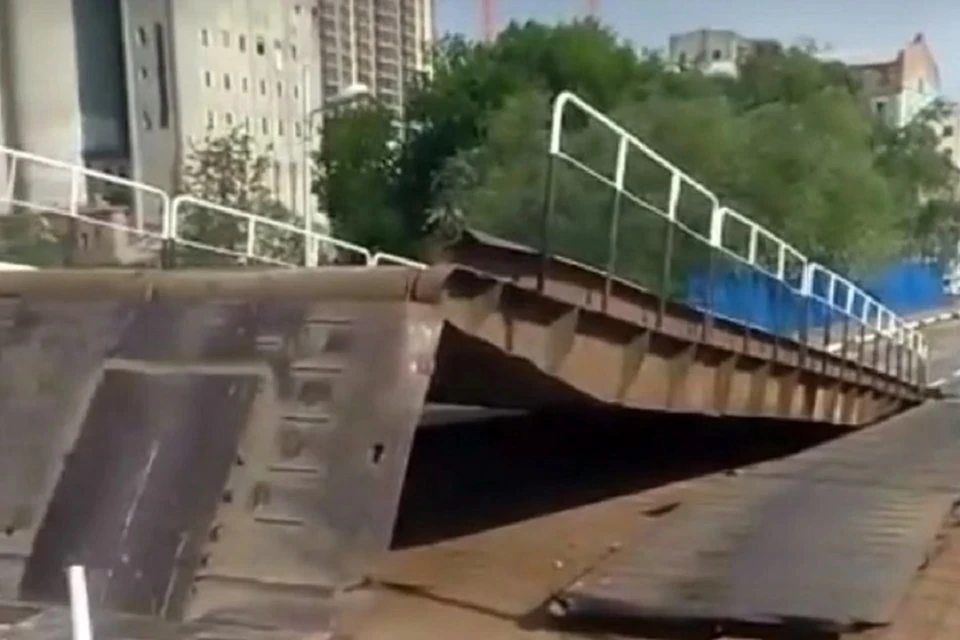 Пострадавший вместе с лодкой чуть не ушел под мост. ФОТО: соцсети.