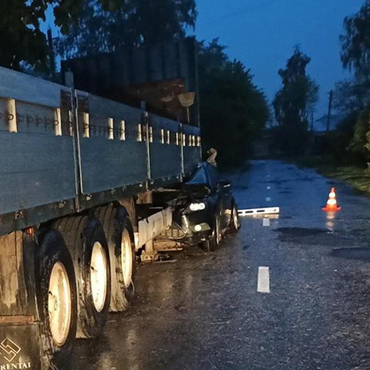 Заехал под. Заехал под прицеп фуры.