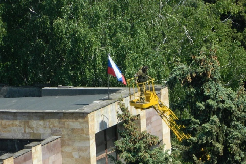 На здании администрации Светлодарска уже установлен российский флаг. Фото: ТГ/Захаревич