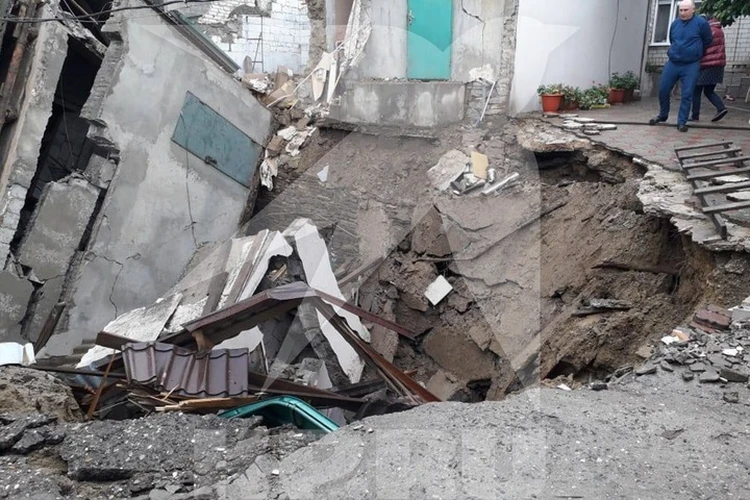 В Махачкале дом обрушился на провалившуюся под землю машину