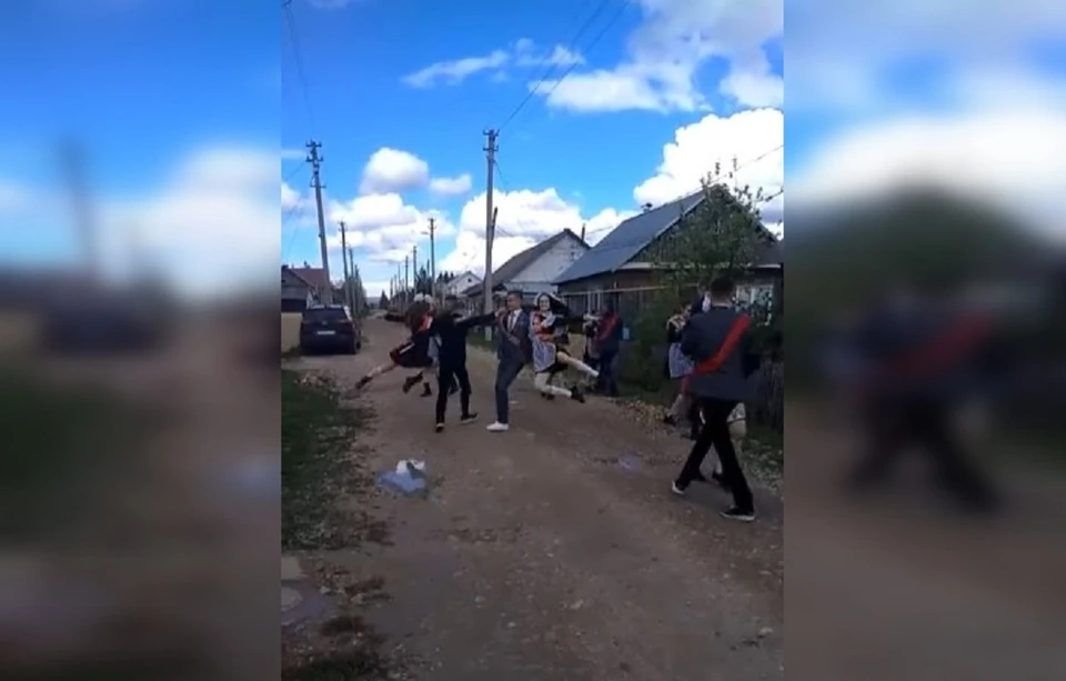 Школьники станцевали танец прямо у дома педагога.