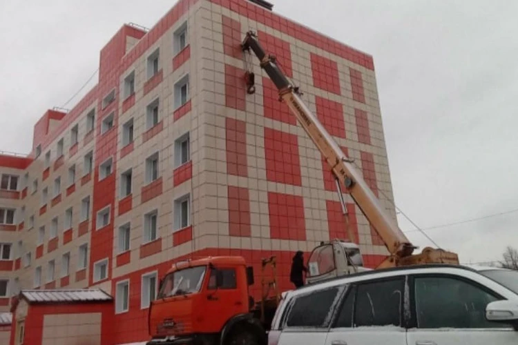 «Чтобы не было разрушений»: подрядчик рассказал, зачем подпер стену скандального дома в Салехарде автокраном