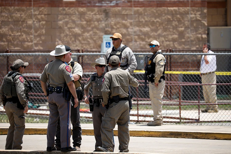 Позор полиции Техаса: стражи порядка почти час ждали подкрепления, пока 18-летний парень расстреливал детей в школе