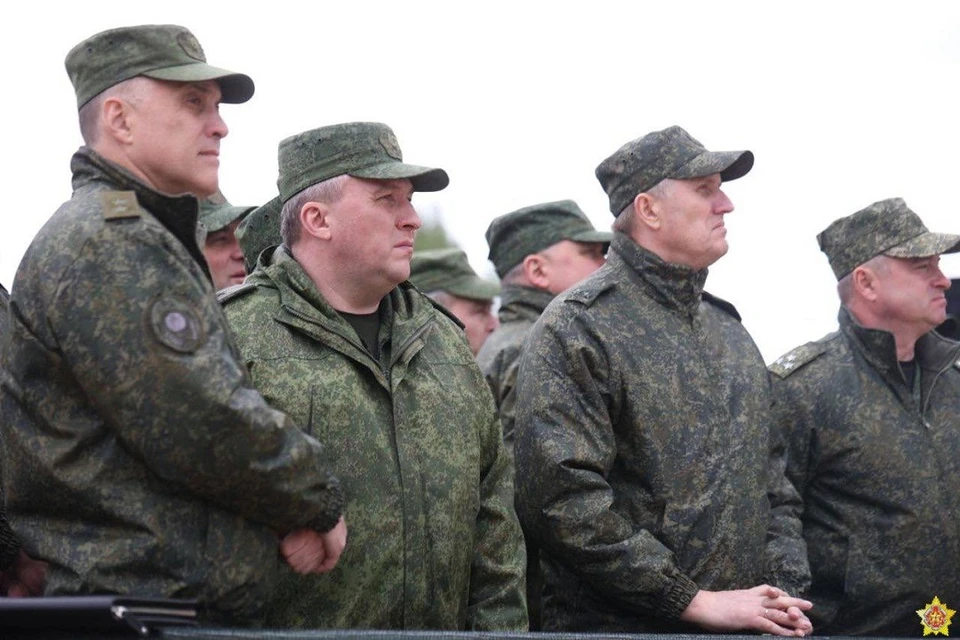 Глава Минобороны (на фото - второй слева) рассказал о народном ополчении в Беларуси. Фото: Ян Горбанюк, «Ваяр».