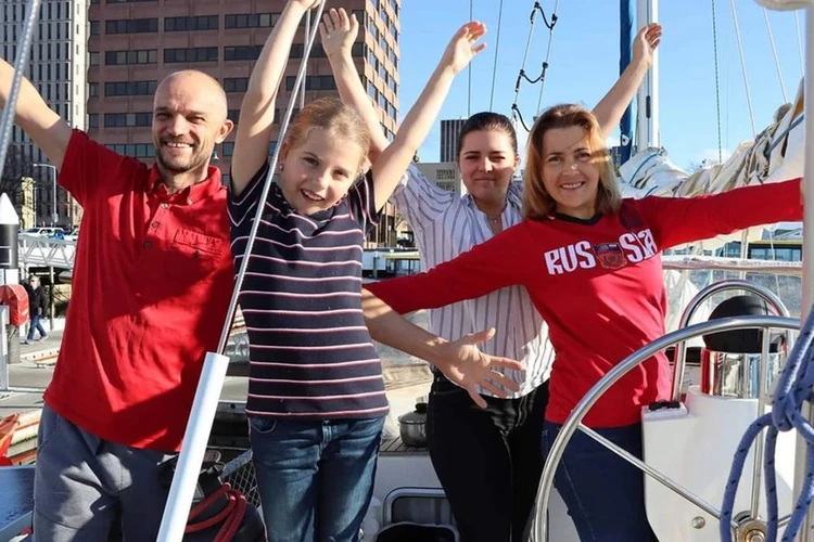«Мы умирали, а дети правили яхтой»: российская семья Клочковых вернулась из кругосветки в Новосибирск