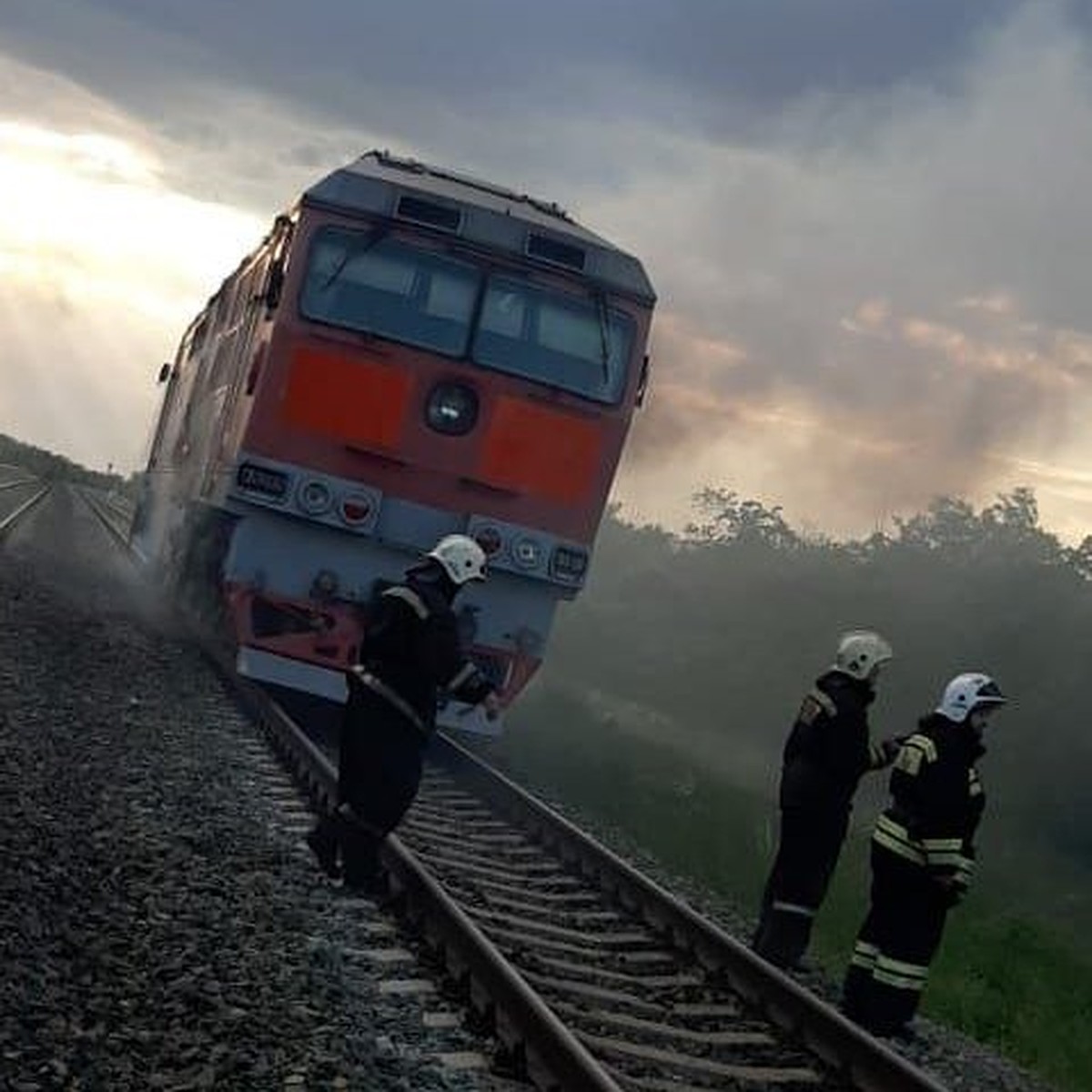 Под Волгоградом загорелся локомотив следующего в Москву пассажирского  поезда - KP.RU