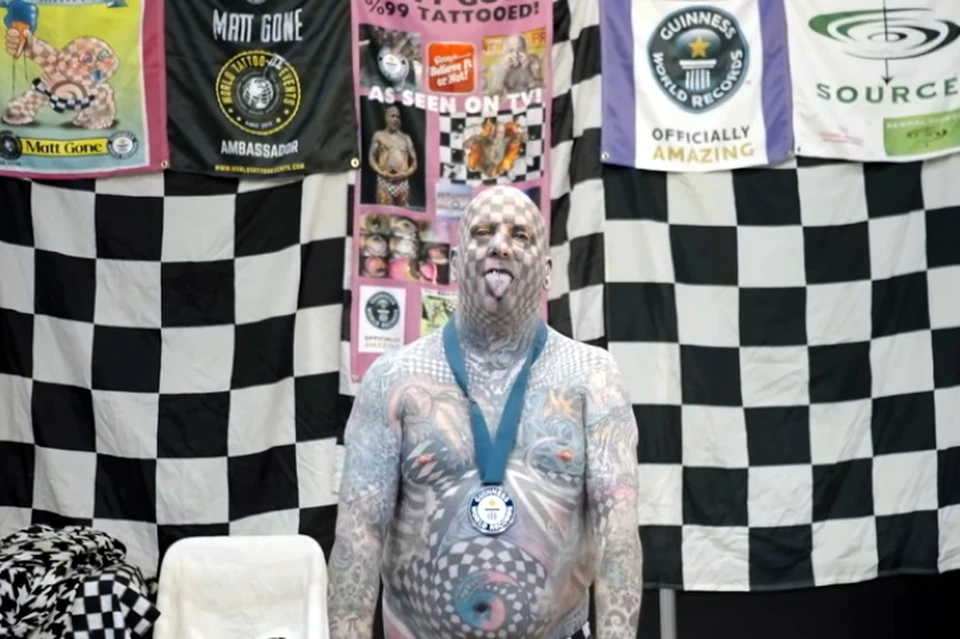У Мэтта Гона татуировки покрывают все тело, включая язык и внутреннюю часть век. Фото: стоп-кадр видео Guinness World Records