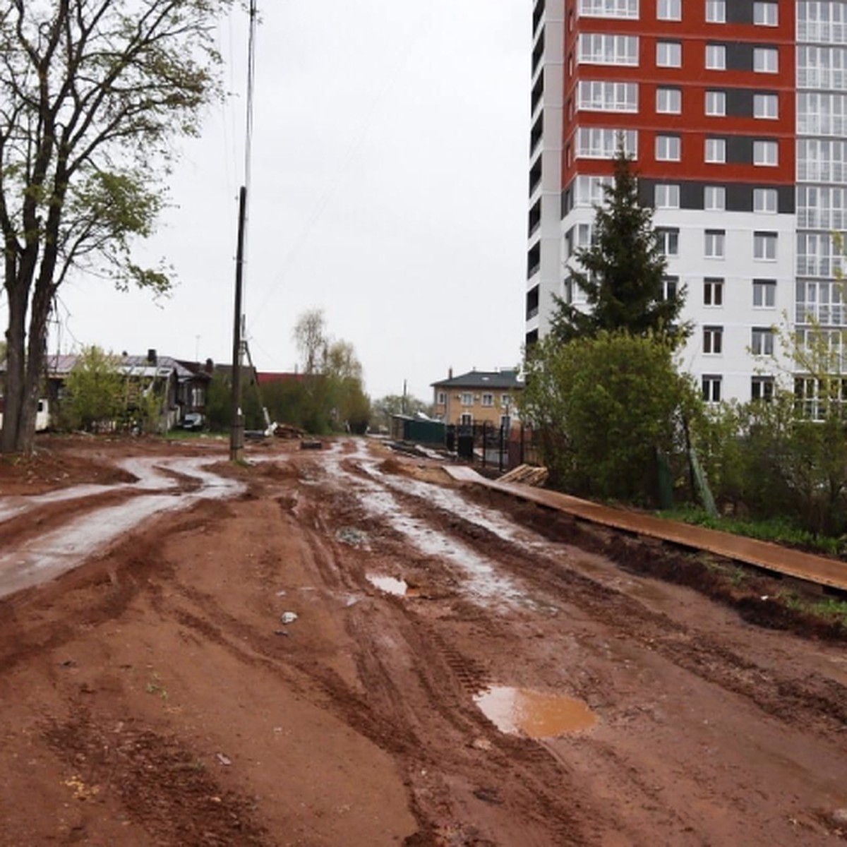 В Кирове жильцы многоэтажки на Рудницкого жалуются на непроходимую дорогу к  дому - KP.RU