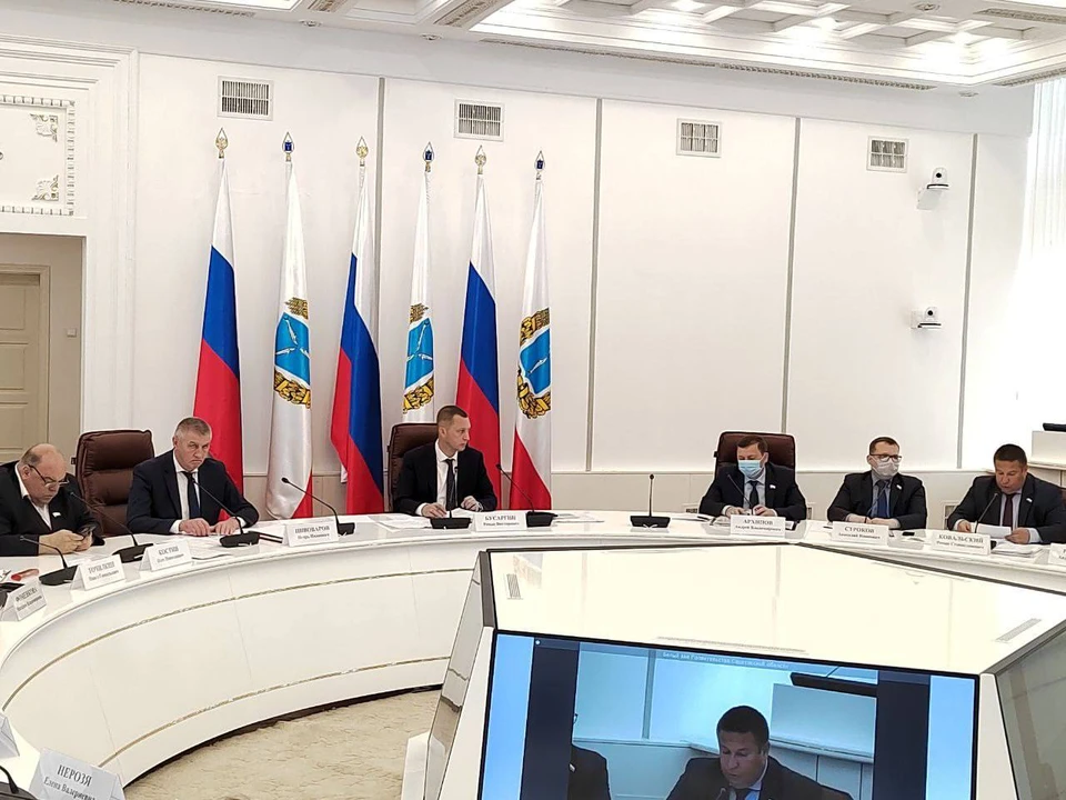 Роман Бусаргин ведет совещание