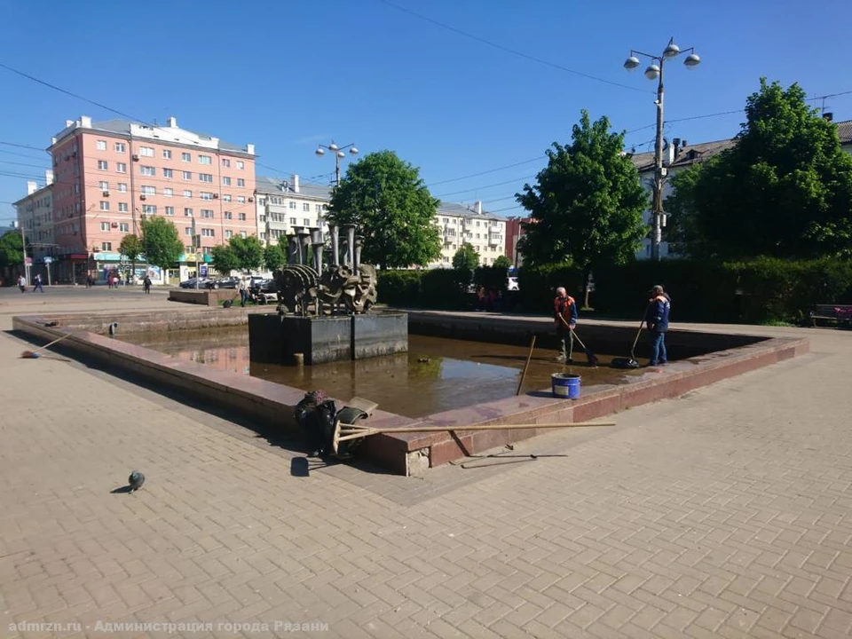 Фонтан на площади Театральной отключили из-за плановой очистки. Фото: администрация Рязани.