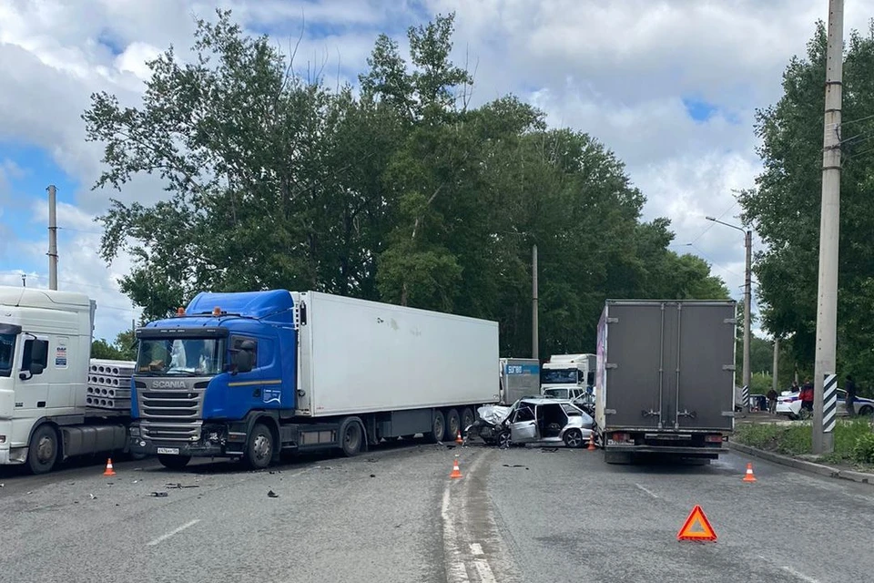 ВАЗ последовательно врезался в оба грузовика. Фото: ГИБДД по Новосибирску