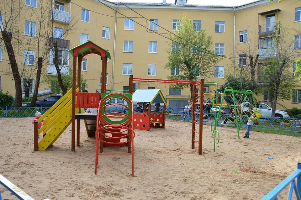Во дворе поставили игровой комплекс, качели, качалки, песочницу и домик Фото: администрация Твери
